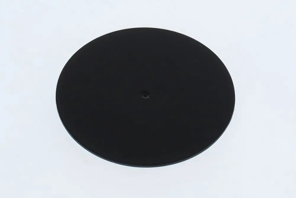 Schwarze Kappe von Bosch, rund und flach, auf weißem Hintergrund. Einfache Form ohne zusätzliche Details oder Beschriftungen.